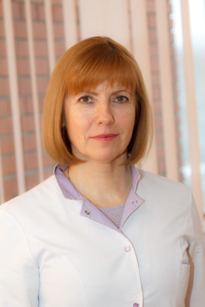 Ineta Grīsle: «Galvenā HOPS diagnostikas metode ir spirogrāfija. Tā ir jāveic jebkuram pacientam ar elpas trūkumu, klepu, kā arī visiem smēķētājiem pēc 40 gadu vecuma. Spirogrāfijas laikā pārbauda gaisa plūsmu elpošanas ceļos, cik ātri un cik daudz pacients var izelpot. Tālāk tiek veikti testi ar zālēm, kuras paplašina bronhus.» Foto: No Inetas Grīsles personīgā arhīva 