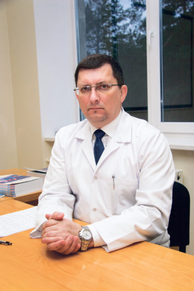 Sievietes ir jutīgākas pret atkarības veidošanos no nikotīna. Viņas ir arī «apzinīgākas» smēķētājas negatīvā nozīmē, jo ievelk tabakas dūmus dziļāk plaušās un ilgāk aiztur elpu ieelpā. Foto: Guntis Gvozdevs 