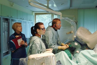 Indulis Kumsārs: «Pacientam būtu jādod iespēja saņemt pilnīgu informāciju par optimālas terapijas iespējām. Tad kopā ar savu ģimenes ārstu un, balstoties uz savām finansiālajām iespējām, viņš var izdarīt izvēli – vai pacients var atļauties optimālo terapiju, vai tomēr jālieto medikamenti, kas iekļauti kompensējamo zāļu sarakstā.» Foto: Imants Prēdelis 