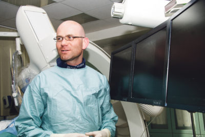 Kārlis Trušinskis: «Mums katram pacientam ikvienā gadījumā jāiesaka labākais, kas mums ir, un tad tas jāsabalansē ar pacienta iespējām. Ir jābūt medicīnas profesionālim, kurš pasaka, kādus medikamentus vajadzētu lietot konkrētajā situācijā un kādas ir iespējas saņemt kompensāciju.» Foto: Guntis Gvozdevs 