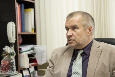 Oskars Kalējs: «Galvenās mirdzaritmijas komplikācijas ir sirds mazspēja un insulti. Kura no tām ir ļaunāka, tas ir delikāts jautājums. Insultu redz uzreiz, un tas ir traģisks ar to, ka mirdzaritmijas pacientiem arī mirstība ir augstāka, turklāt vairākkārt augstāka nekā pie standarta insulta.» Foto: Guntis Gvozdevs